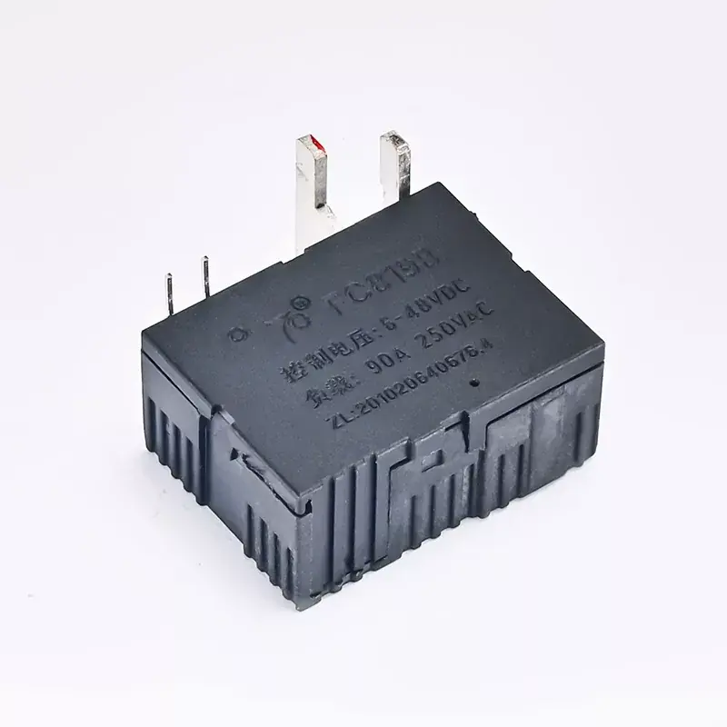 Jaka jest główna zaleta przekaźnika zatrzaskowego?